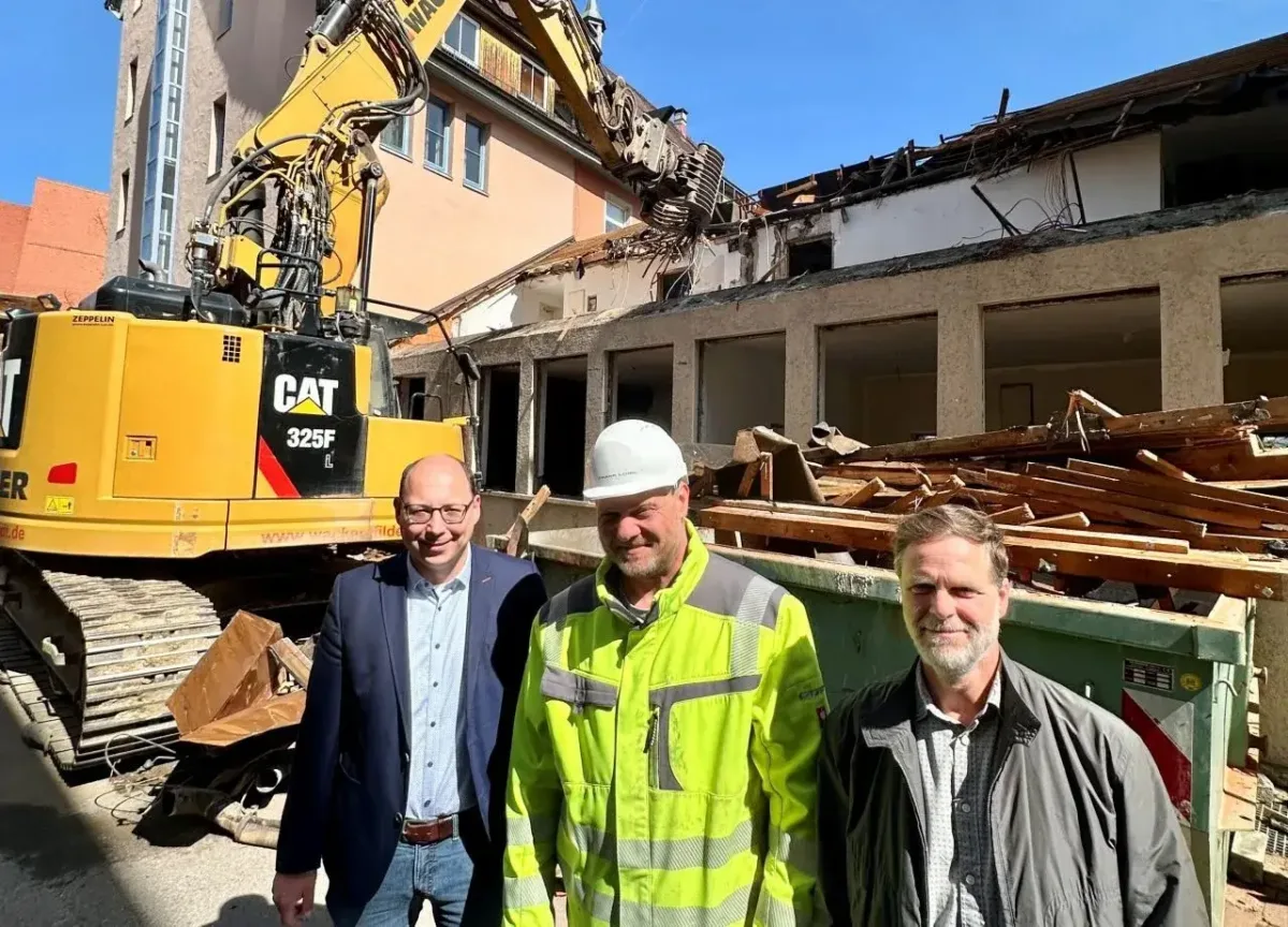Freie Sicht aus der historischen Innenstadt aufs Neckartal mit dem künftigen Landesgartenschau-Gelände: Oberbürgermeister Dr. Christian Ruf (links) macht sich vor Ort ein Bild von den Abrissarbeiten am Alten Spital. Das Bild zeigt ihn mit Bauleiter Frank Loibl (Mitte) von der Firma Wacker und Alexander Butterweck (rechts) vom städtischen Gebäudemanagement (Foto: Stadt Rottweil / Hermann).