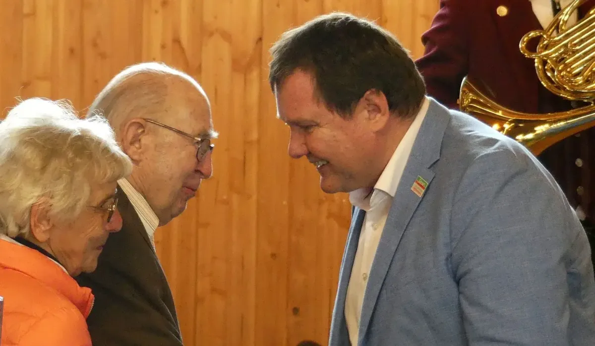 Bürgermeister Michael Lehrer nimmt die Glückwünsche seines Amtsvorvorgängers Reinhold Kühner und seiner Frau Friedegard entgegen. Foto: him
