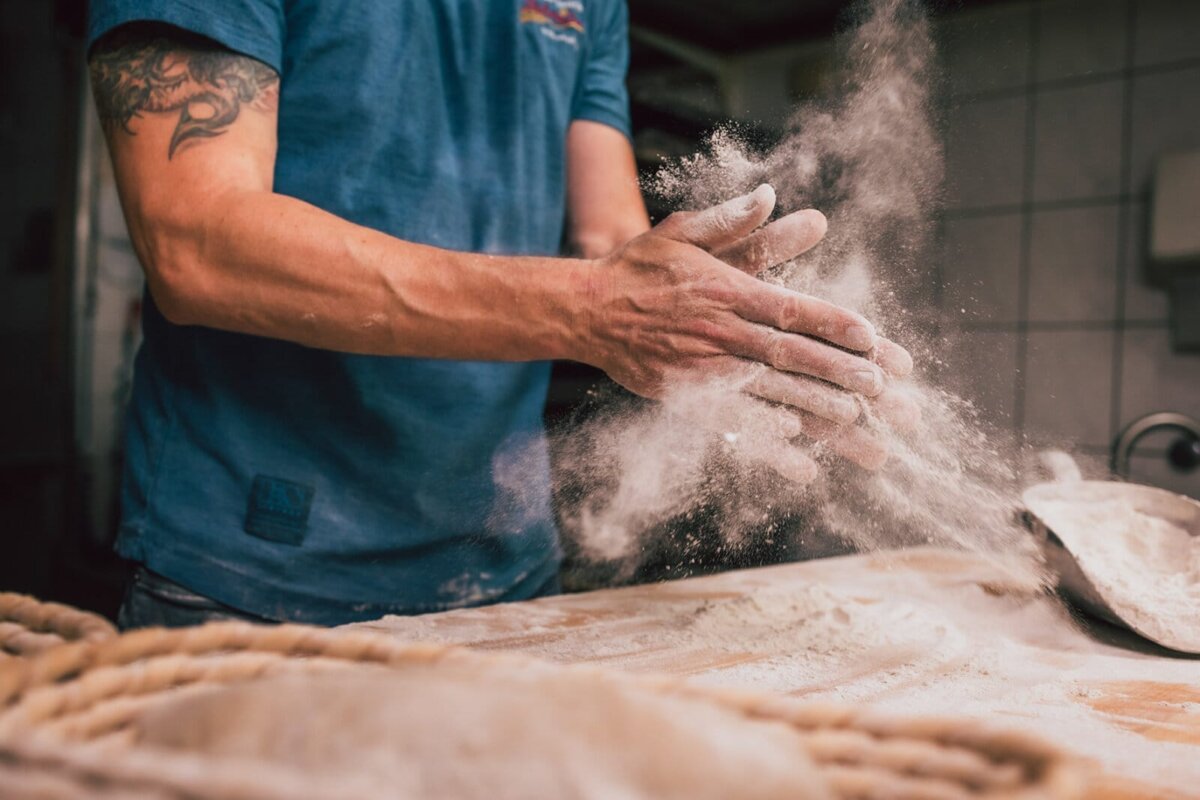 Es staubt auch mal in
Bäckereien. Aber das Backen
von Brot und Brötchen wird
attraktiver: Inzwischen geht ein
Bäckerei-Azubi im dritten
Ausbildungsjahr mit 1.230 Euro
im Monat nach Hause, so die
Gewerkschaft NGG
Schwarzwald-Hochrhein. Und
ein Trend zeichnet sich ab:
Immer häufiger entscheiden
sich junge Menschen, die als
Flüchtlinge oder Zuwanderer
kommen, für einen Job-Start
im Backgewerbe.
Foto:
NGG, Tobias Seifert