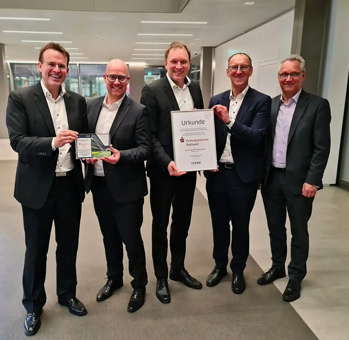 Unser Bild zeigt (von links): Sascha Fürst, stv. Leiter des Förderkreditgeschäfts bei der LBBW, Daniel Baumann, Direktor Unternehmenskunden der Kreissparkasse Rottweil, Daniel Rühle, Mitglied des Vorstands der Kreissparkasse Rottweil, Frank Wenz, Leiter des Förderkreditgeschäfts bei der LBBW, Klaus Thuß, Bereichsleiter Wirtschafsförderung bei der L-Bank. Foto: pm