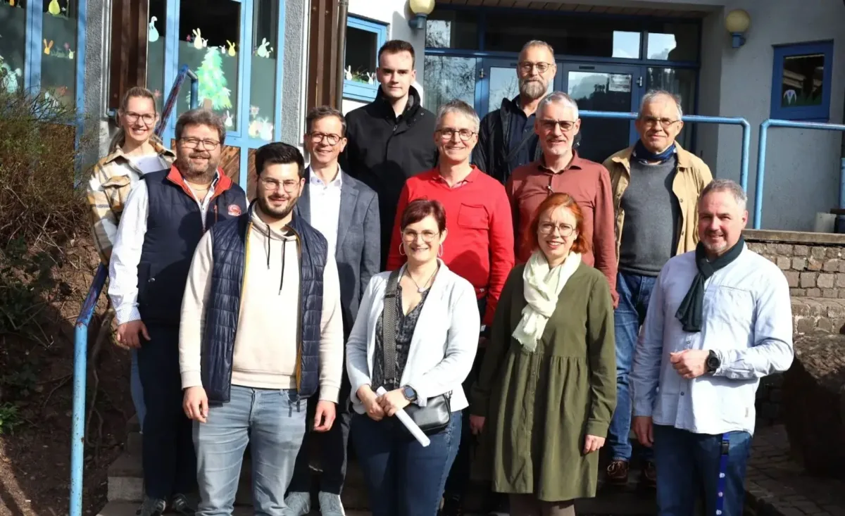 Die CDU-Vertreter vor der Berneckschule mit Rektor Karsten Krawczyk und Konrektorin Regine Dimmerling (vorne von rechts). Foto: CDU