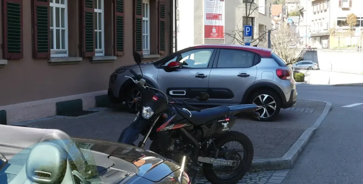 Da muss man/frau erst mal drauf kommen, sein  Auto so zu parken. Fotos: him