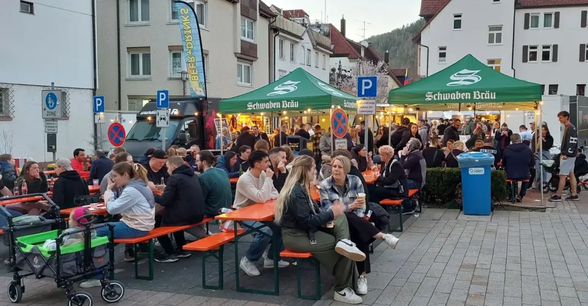 Am Eröffnungsabend schon gut besucht: die "Street-Food-Fiesta" in Schramberg. Foto: DK