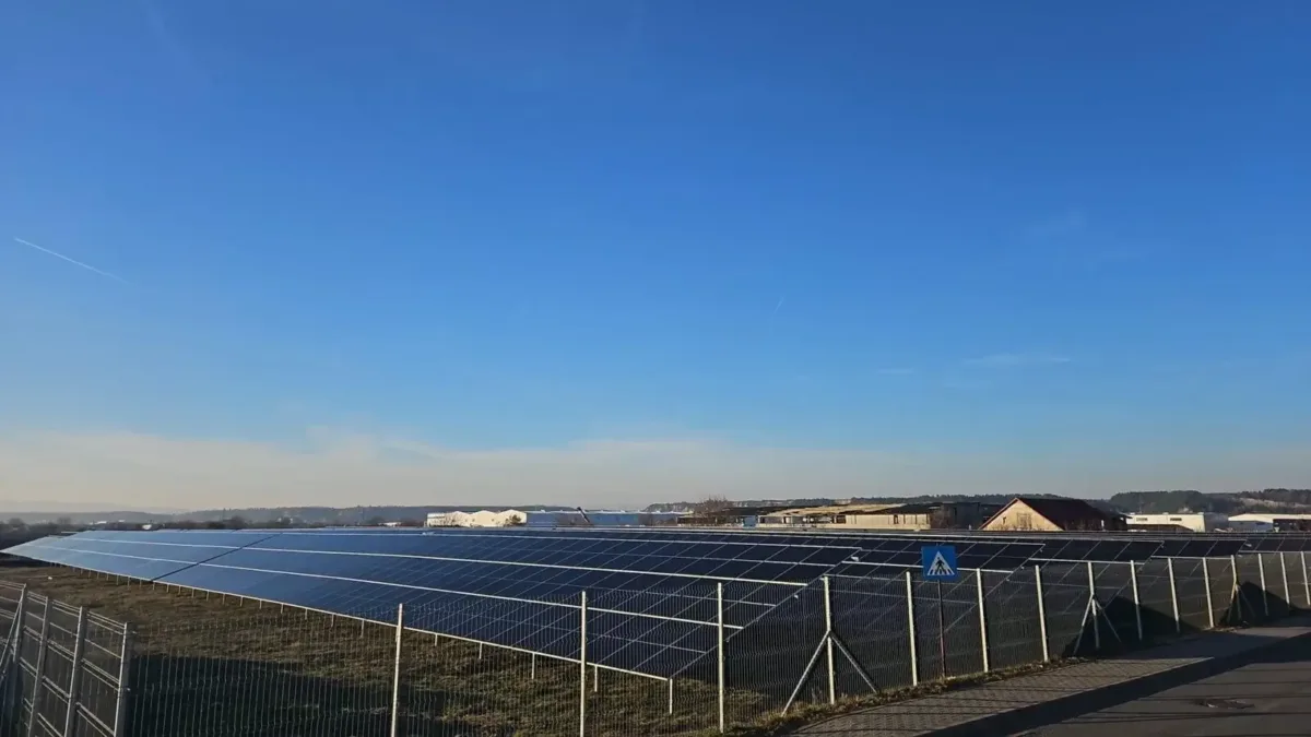 HECO-Schrauben Rumänien eröffnete seinen neuen Photovoltaikpark am 02. April 2025. Die Anlage wird ausschließlich für den Eigenbedarf genutzt und trägt maßgeblich zur Nachhaltigkeit des Unternehmens bei. Foto: Heco