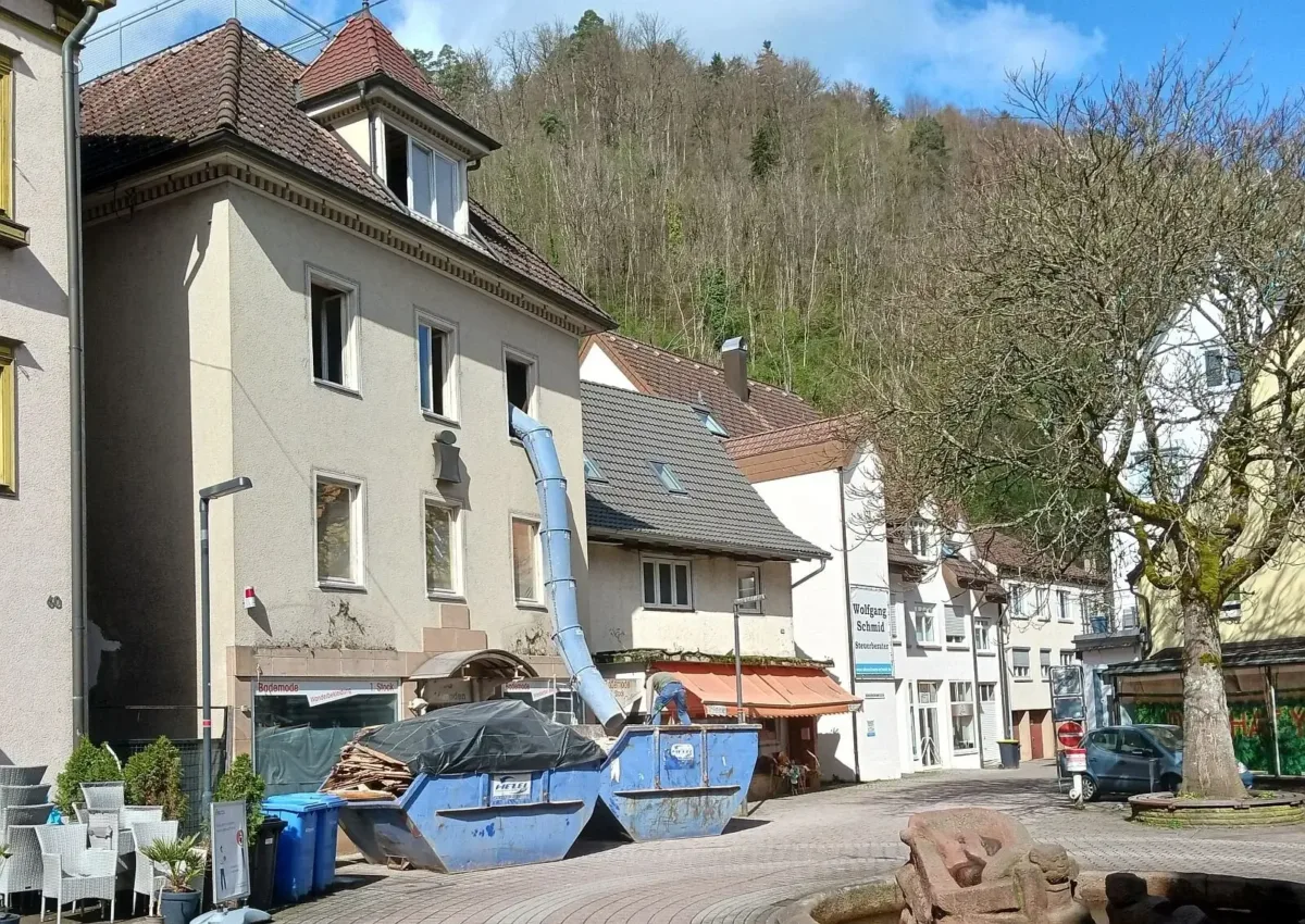 Beim ehemaligen Sport-Hug am Narrenbrunnen tut sich was.  Handwerker renovieren den Bau. Foto: him