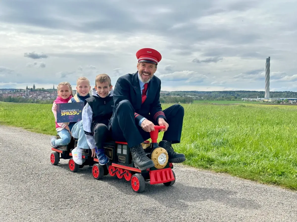 Für „Verstehen Sie Spaß“ im Einsatz: Sophia, Annabell und Lukas mit „Lokomotivführer“ Olli (Foto: Stadt Rottweil/Tobias Hermann).