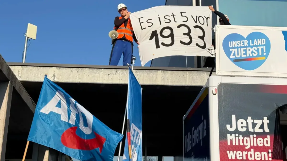 Dass die 1930-er Jahre erneut angebrochen sein könnten, sehen beide Seiten so, wenngleich in unterschiedlicher Interpretation. Während Demonstranten vor einem Wiedererstarken des Faschismus' warnen, sehen die Populisten der AfD etwa Parallelen zu damals bei der drohenden Kriegsgefahr, Inflation und, tatsächlich, einem Überwachungsstaat. Foto: Peter Arnegger
