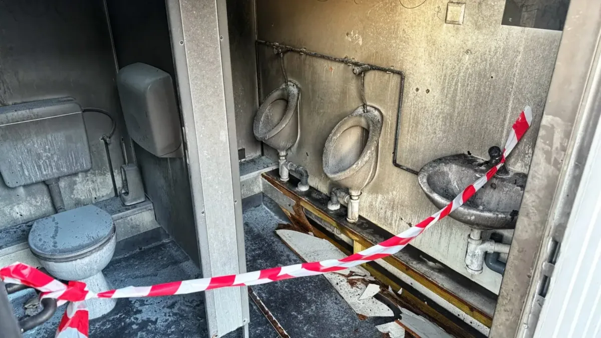 Nach Brandstiftung unbenutzbar: Herrentoilette am Nägelesgraben in Rottweil. Foto: Peter Arnegger