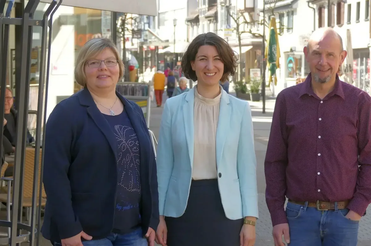 Manuela Klausmann, Oberbürgermeisterin Dorothee Eisenlohr und Wirtschaftsförderer Ralf Heinzelmann (von links) am Beginn der Fußgängerzone. Foto: him