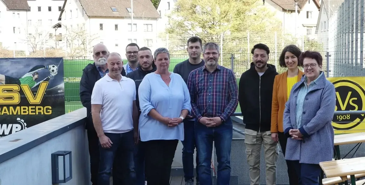 Vertreter der Nutzer und der Verwaltung beim Georg Knöpfle Sportheim auf der Veranda. Von links: Andreas Hörnig, Joachim Moosmann, Bent Liebrich, Tolga Gündüz, Beatrix Porath, Dennis Sugg, Stephan Gruber, Orhan Özer, Dorothee Eisenlohr und Susanne Gwosch. Foto: him