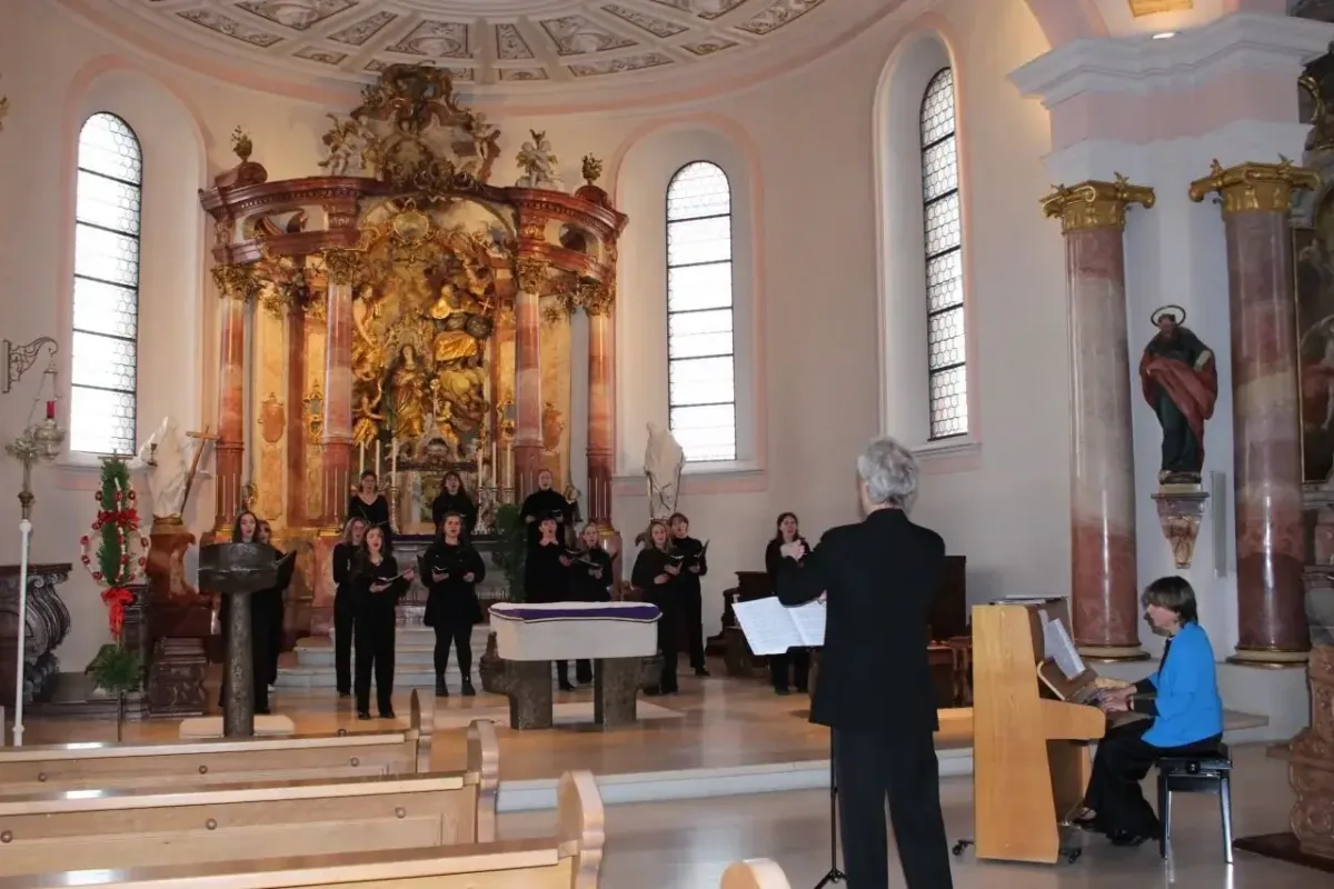 Der Mädchenchor Rottweil gab ein Benefizkonzert auf dem Dreifaltigkeitsberg für obdachlose Frauen. Foto: Moni Marcel