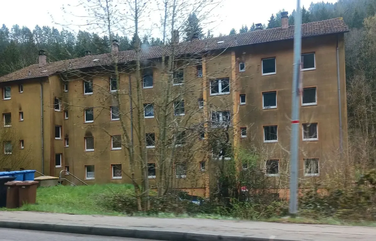 Hier in dieser städtischen Unterkunft hat sich die Hundewegnahme abgespielt. Foto: him