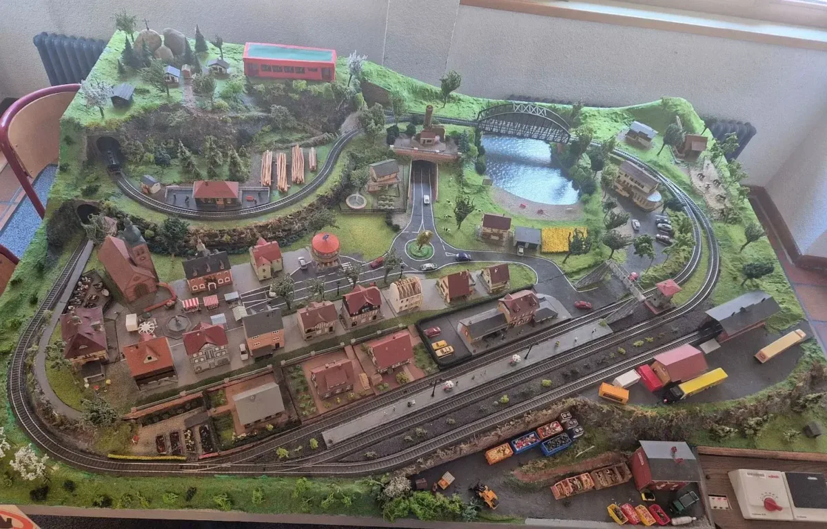 Die fertige Modelleisenbahnanlage  Foto: pm