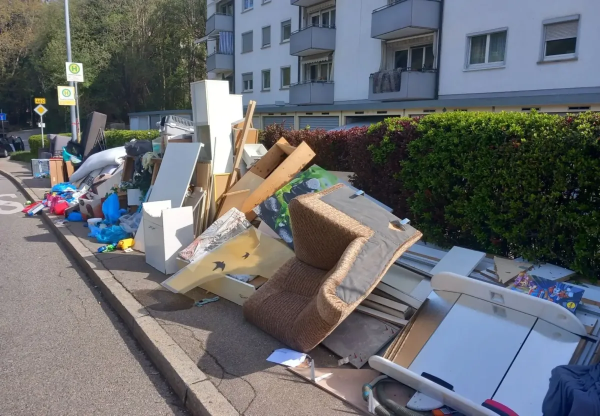 Seit Karfreitag vermüllt jemand den Gehweg und die Bushaltestelle am Hammergraben. Fotos: privat
