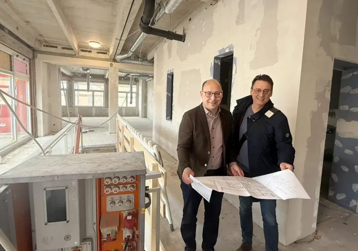 Oberbürgermeister Dr. Christian Ruf (links) und Ephrem Reßin von der Städtischen Fachabteilung Hochbau haben sich die Baustelle in den neuen Kindergartenräumen angeschaut (Foto: Stadt Rottweil / Hermann).