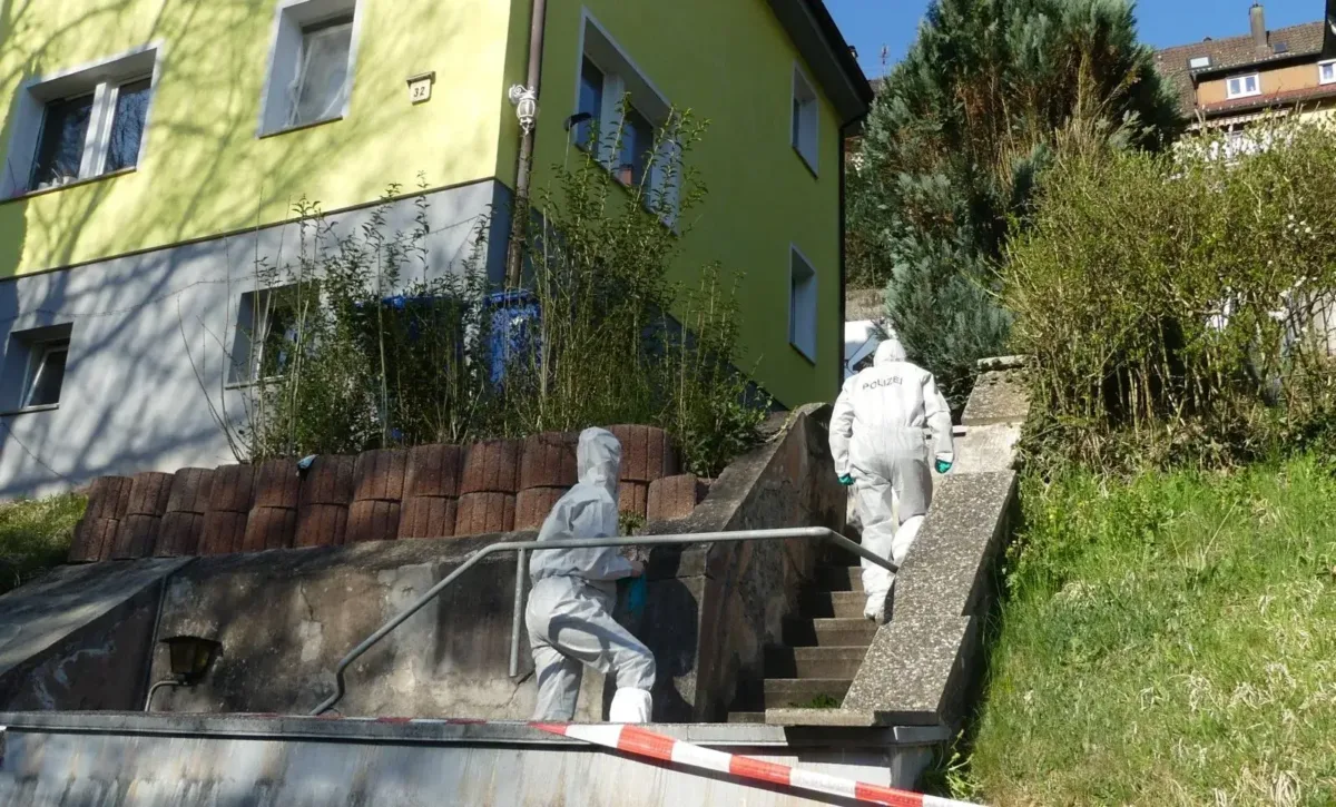 Zwei Beamte der Spurensicherung auf dem Weg zum Tatort in der Landenberger Straße . Foto: him