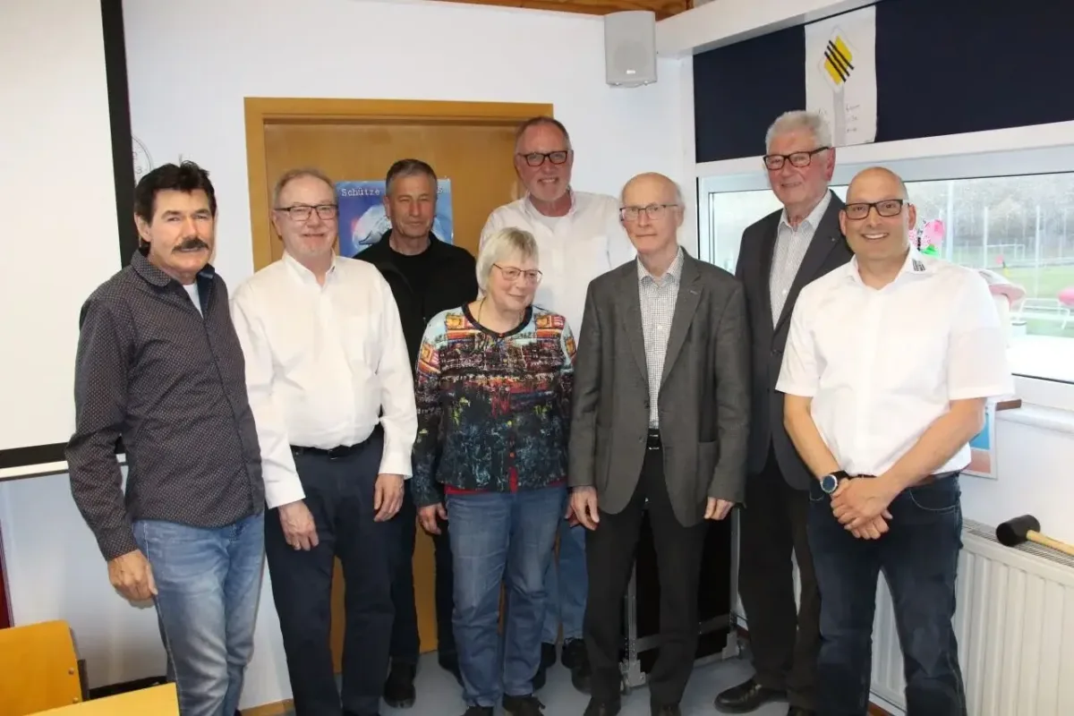 Von links:
Roland Bodmer, Dr. Ulrich Ciossek, Herbert Kohler, Birgit Schubert, Hans-Dieter Wölk, Hermann Klein, Heinz Kiene und Christoph Steilner. Foto: pm