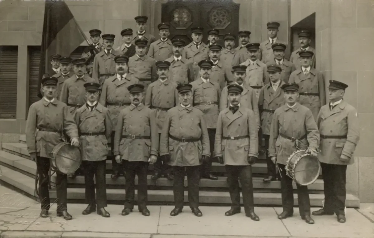 Das Reichsbanner Schwarz-Rot-Gold vor dem Rathaus der Stadt Schramberg im Jahr 1928.Foto: Franz Kasenbacher (1898 – 1985) / Vorlage: Privatbesitz.