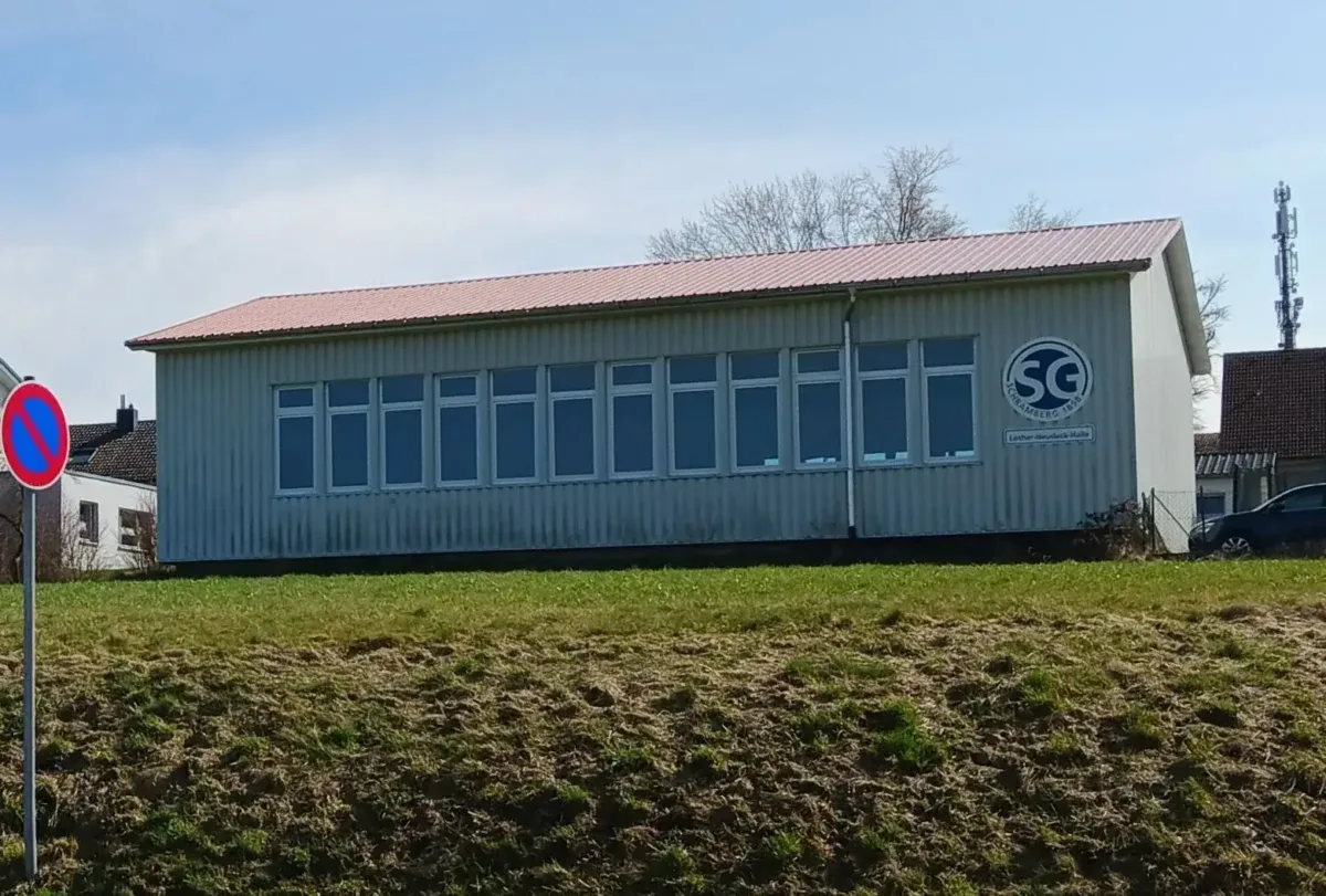 Die Lothar-Neudeck-Halle braucht einen neuen Boden, neue Heizung und eine neue Eingangstüre. Foto: him