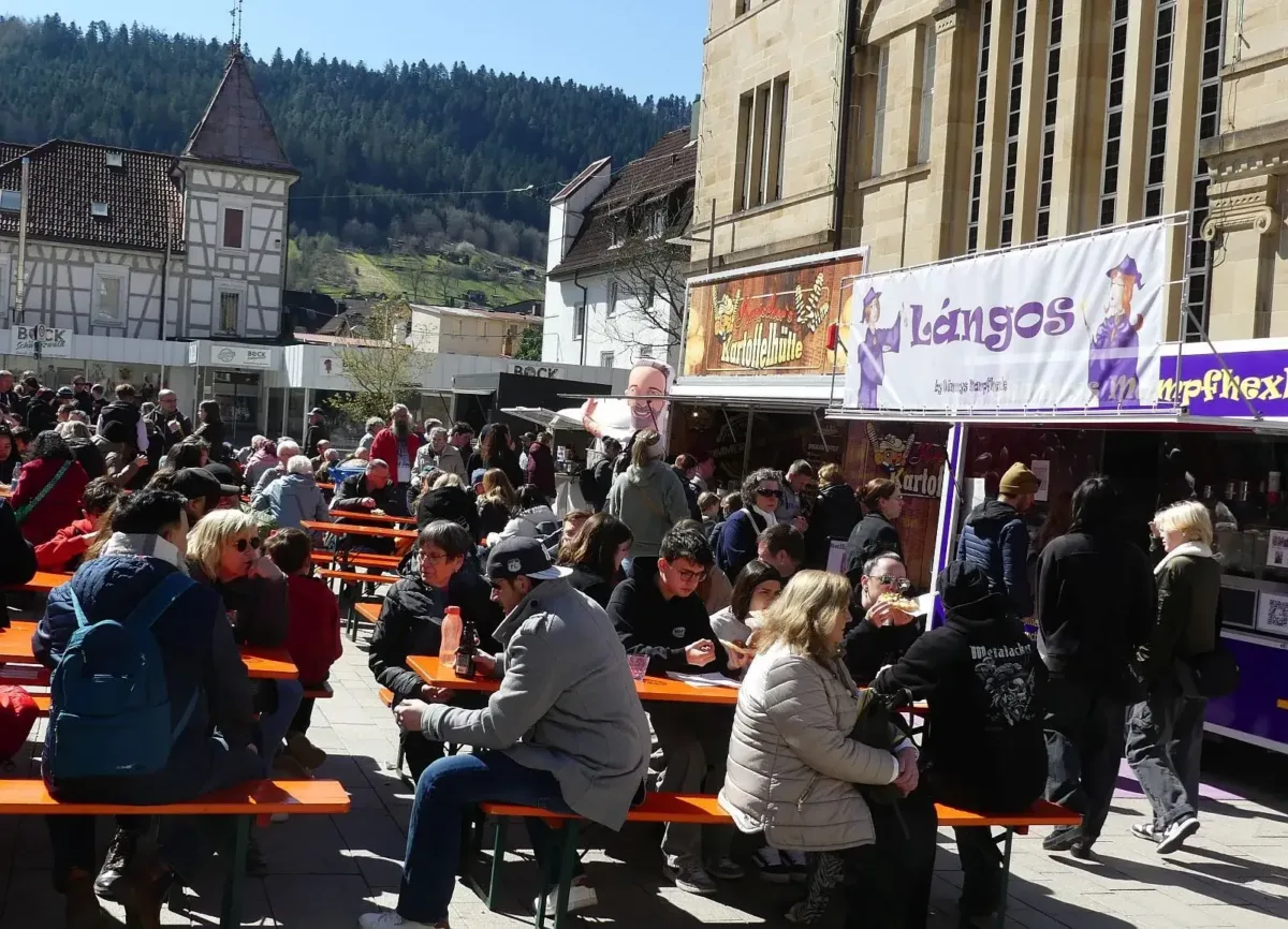 Bei herrlichem Sonnenschein zog die "Street-Food-Fiesta" die Gäste an. Foto: him