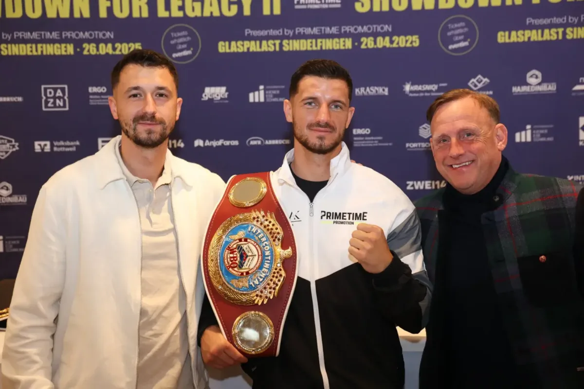 Showdown for Legacy II, Pressekonferenz, Sindelfingen, 24.04.2025
WBO-International Championship (v.l.): Arber Krasniqi, Ardian Krasniqi (GER) und Klaus Müller
© Torsten Helmke
