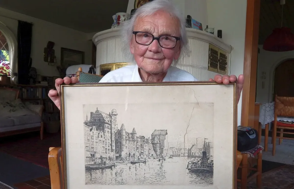 Ursula Grimm in ihrem Haus in Schramberg mit einer Ansicht ihrer Heimatstadt Danzig mit dem berühmten „Kranentor“ der Hansestadt im Jahr 2017. Foto: Kohlmann