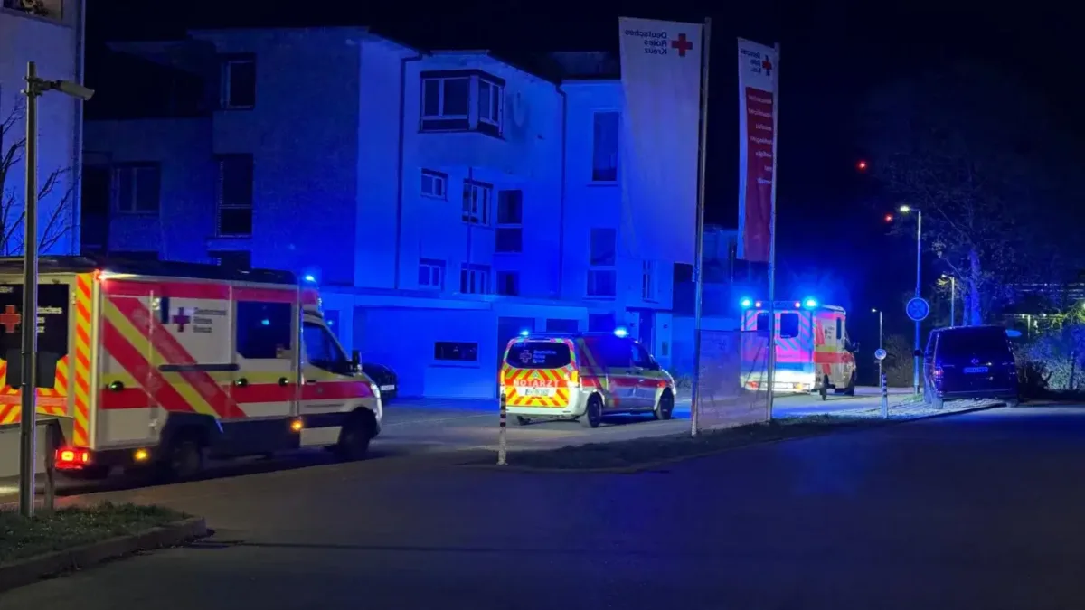 Nach Freiburg alarmiert: Zwei Rettungswagen und ein Notarzt-Einsatzfahrzeug machen sich auf den Weg. Foto: privat
