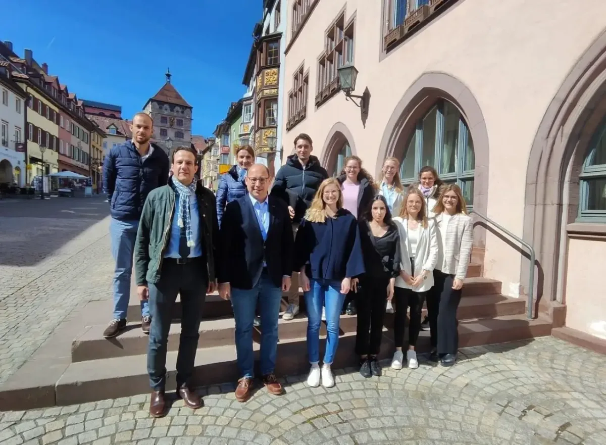 Die Rechtsreferendarinnen und Rechtsreferendar mit Vorsitzender Richterin am Landgericht Sarah
Hakenbeck-Rottner (hintere Reihe zweite von links), Präsident des Landgerichts Florian Diekmann
(vordere Reihe links) und Oberbürgermeister Dr. Christian Ruf. Foto: pm