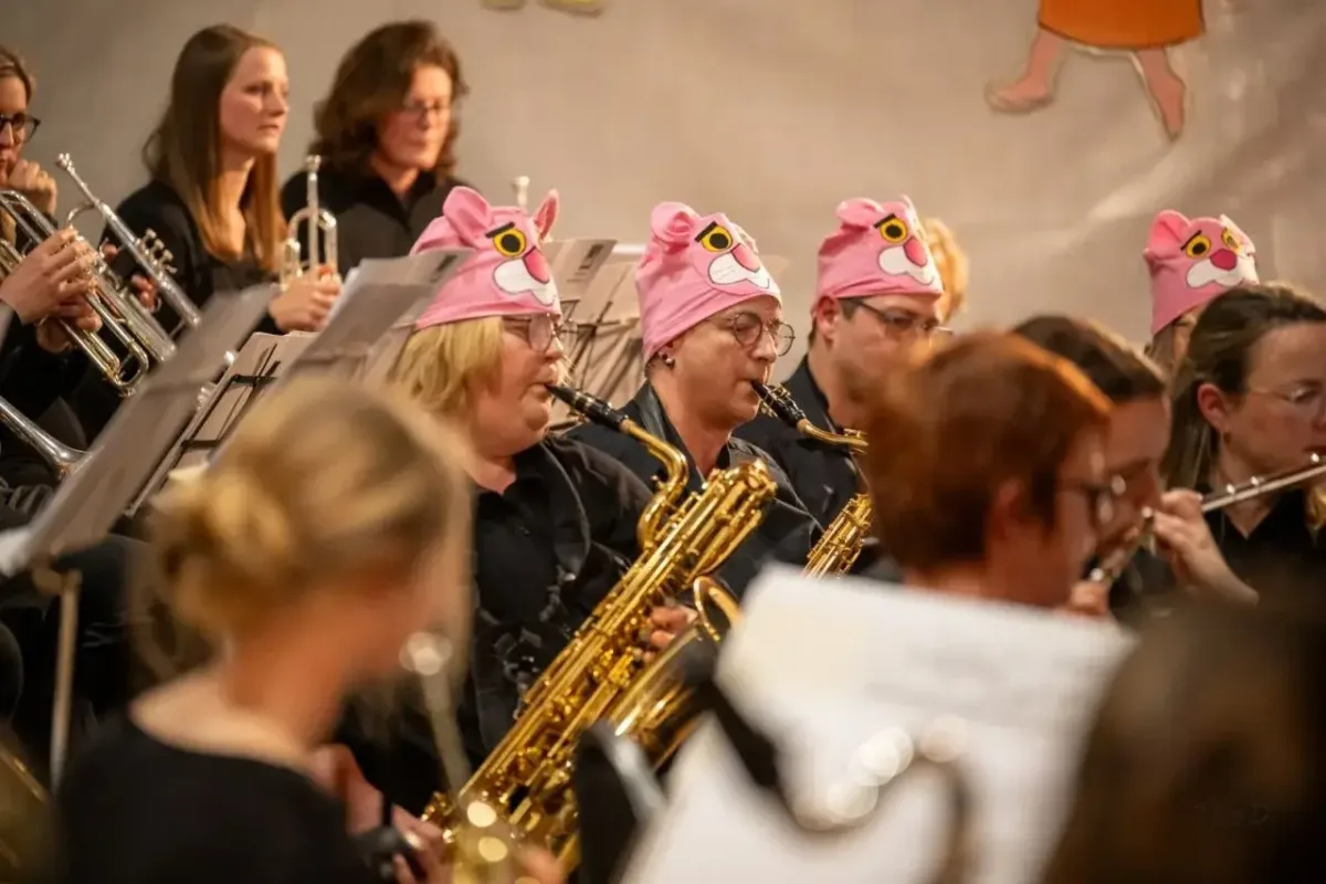 Die Musiker brachten die Gäste mit der ein oder anderen Verkleidung zum Schmunzeln. Foto: pm