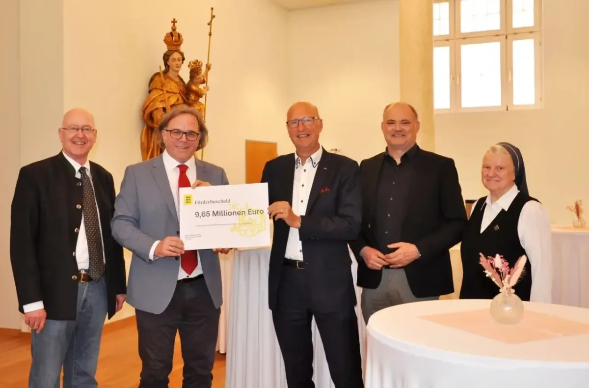 Von links: Dr. Wolf-Rüdiger Michel, Regierungspräsident Carsten Gabbert,  Geschäftsführer VvPH Thomas Brobeil, Landtagsabgeordneter Stefan Teufel, Oberin Schwester Karin Maria Stehle. Foto: Nicole Schröder