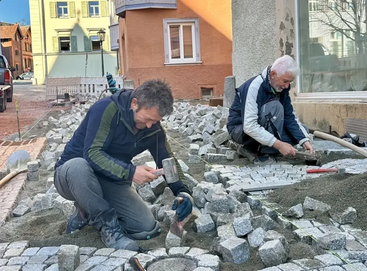 Die Arbeiten in der Bruderschaftsgasse schreiten voran. Die Pflasterer sind mit Volldampf bei der Sache, der Zugang zum Bruderschaftsstüble ist bereits wieder hergestellt. (Foto: Stadt Rottweil / Hermann).