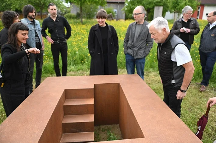 Abstiege oder Aufstiege? Eine von zwei neuen Skulpturen auf dem Hausener Kunst-Areal. Foto: al