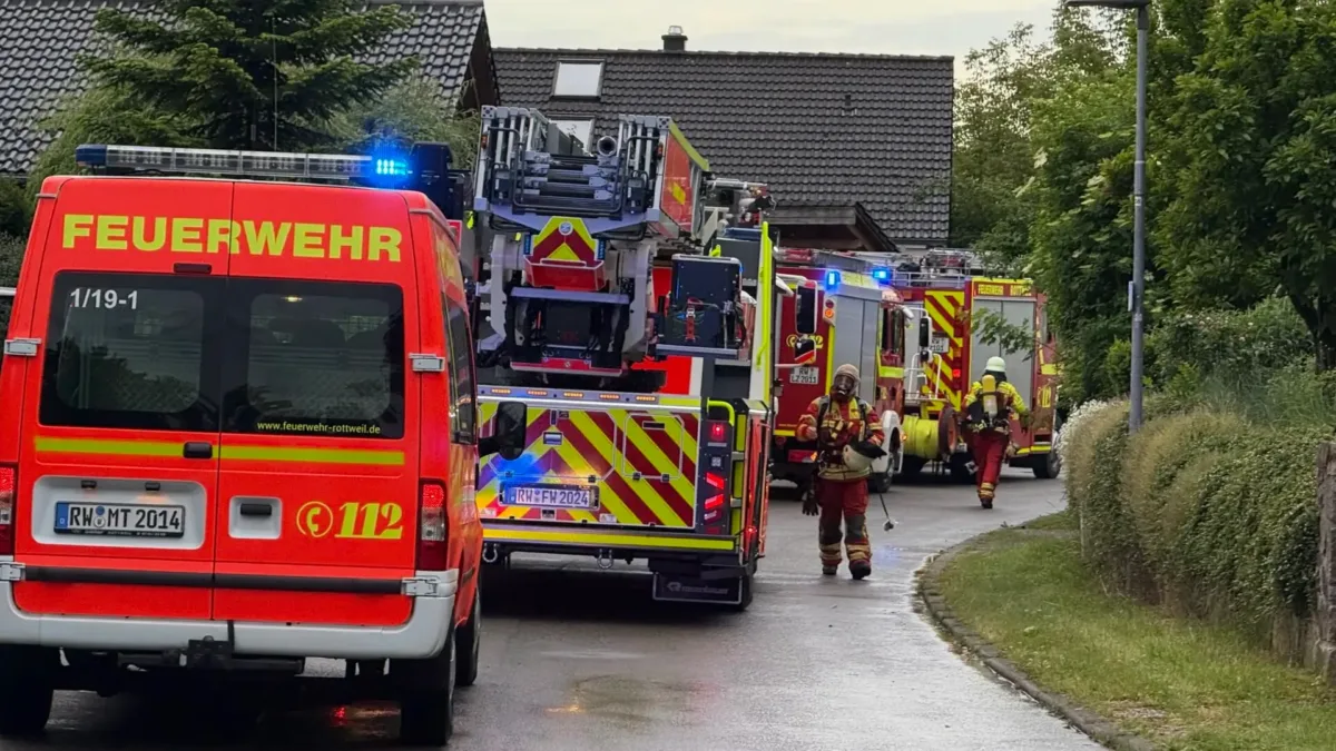 Bei einem ihrer Einsätze an diesem Wochenende: die Rottweiler Feuerwehr. Foto: Peter Arnegger