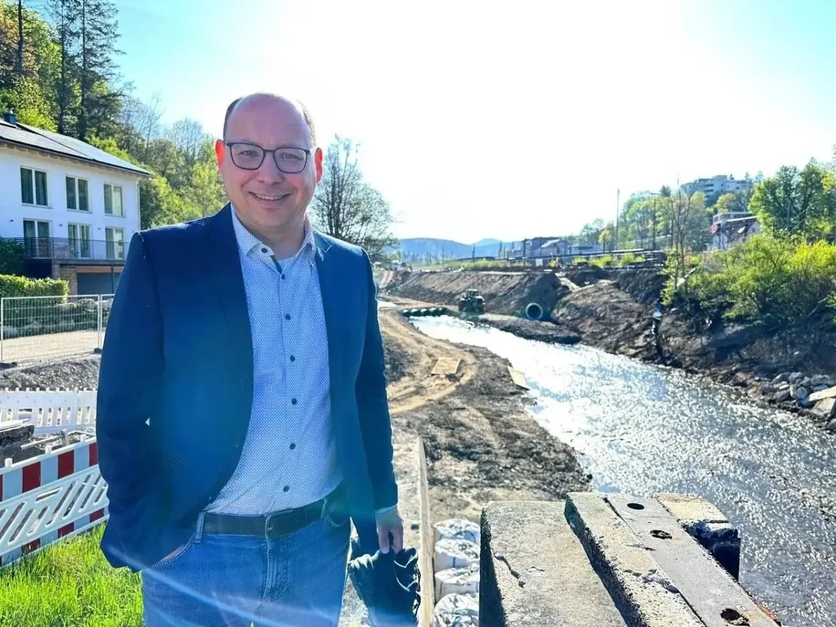 Die Bauarbeiten für die Landesgartenschau am Neckar machen große Fortschritte. OB Dr. Christian Ruf lädt die Bürgerinnen und Bürger dazu ein, die Neckar-Baustelle aus nächster Nähe zu besichtigen. Gutes Schuhwerk ist bei dem Rundgang dringend angeraten (Foto: Stadt Rottweil / Hermann).