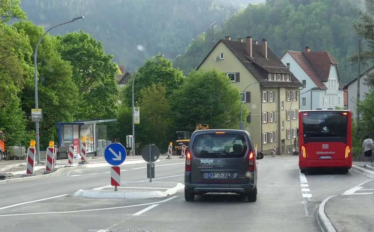 Nach jahrzehntelangem Warten und Diskutieren ist sie nun endlich da: Die Verkehrsinsel an der H.A.U. soll den Fußgängern das Überqueren der Bundesstraße erleichtern. Foto: him