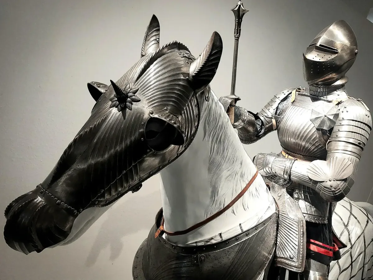 Eindrucksvoll, aber zur Zeit des Bauernkriegs schon ein Auslaufmodell: ein gepanzerter Reiter aus dem Kultur- und Museumszentrum Schloss Glatt, der bei der Großen landesausstellung "Uffrur!" in Bad Schussenried gezeigt wird. Foto: al