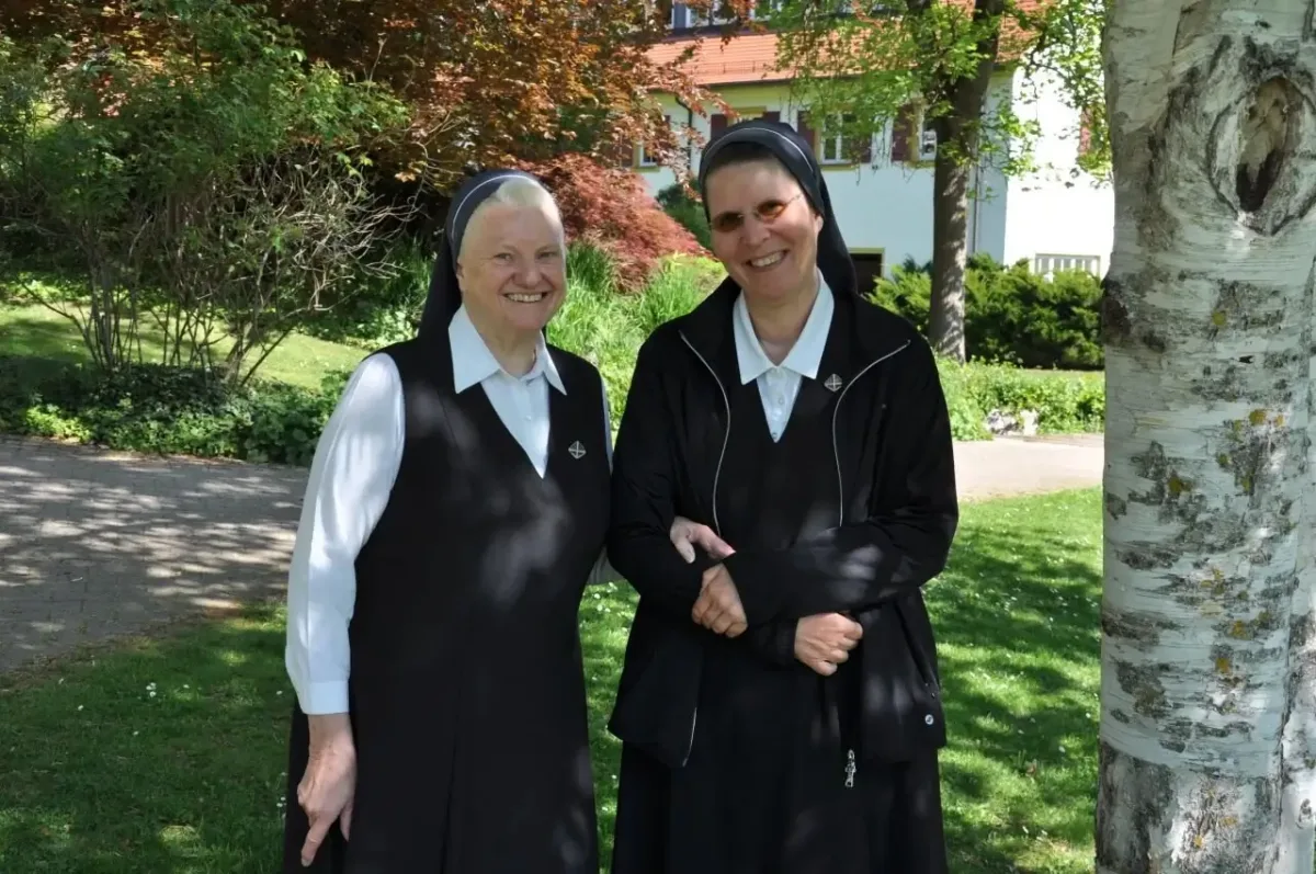 Die beiden Jubilarinnen: Schwester Oberin Karin Maria und Schwester Rosalie. Foto: Rainer Pfautsch