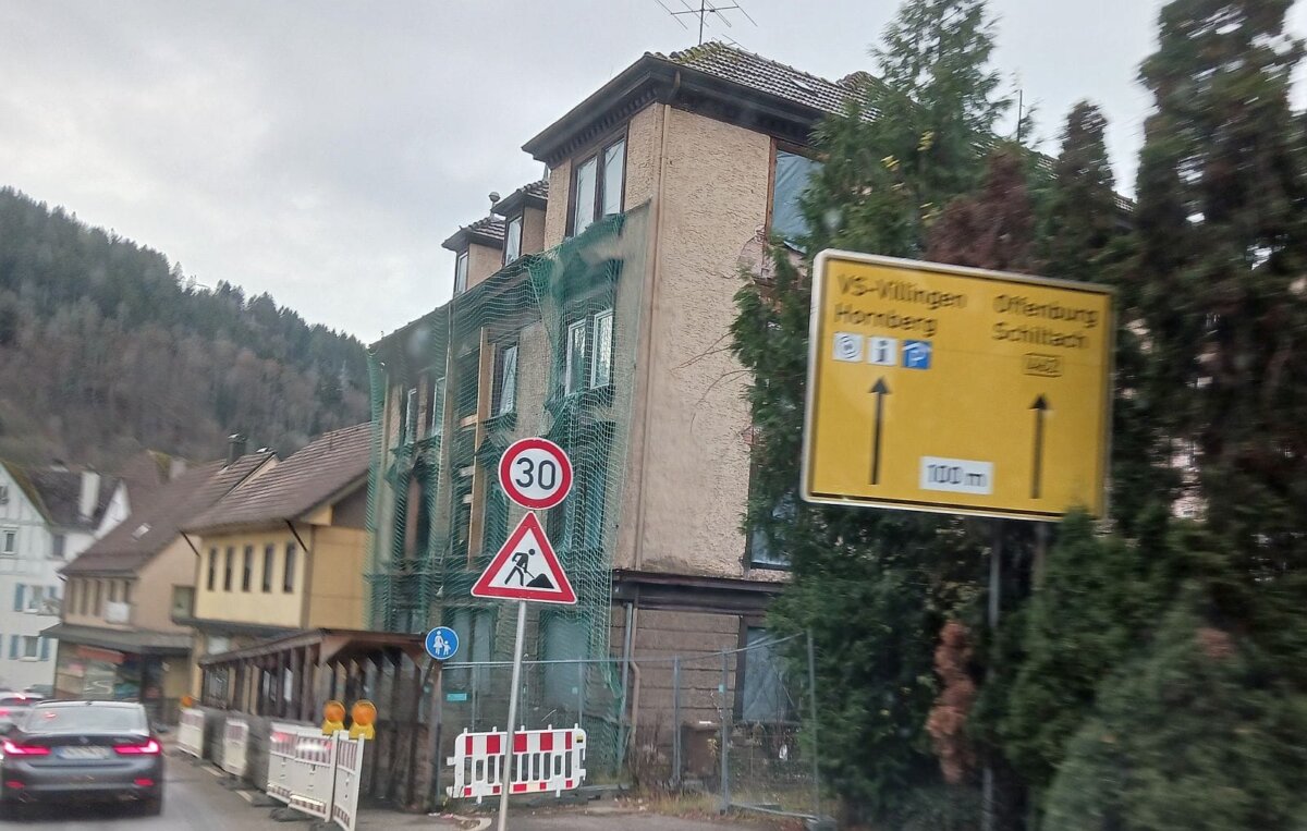 Die Dolomiti-Ruine blockiert seit mehr als einem Jahrzehnt den Gehweg an der Oberndorfer Straße - ohne dass die Stadt  den Eigentümer dafür zur Kasse bitten könnte. Archiv-Foto: him