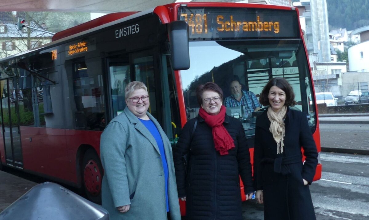 Vor dem Start fröhliche Gesichter: SPD-Buntspecht-Fraktionssprecherin Tanja Witkowski, Fachbereichsleiterin Susanne Gwosch und Oberbürgermeisterin Dorothee Eisenlohr (von links) stellten am 18. Dezember 2023 das neue Ein-Euro-Ticket vor. Archiv-Foto: him