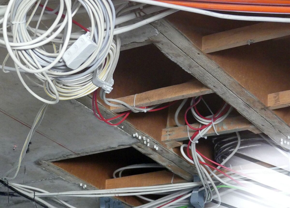 Offene Decke in der Dauerbaustelle Gymnasium: Soll das Umland mit bezahlen? Foto: him