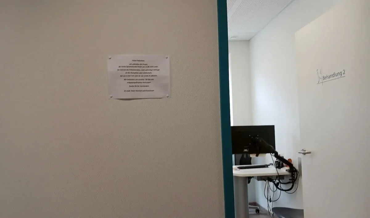Die Praxis leert sich. Ein  Hinweis an der Wand kündigt das Ende für den 13. Juni an.. Foto: him