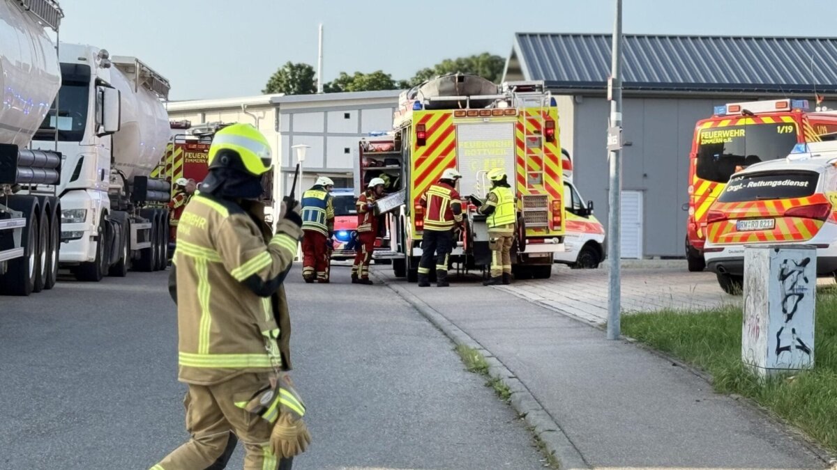 Verletzte Person unter Lkw: Einsatz für die Zimmerner Feuerwehr, Kameraden aus Rottweil, das DRK und die Polizei. Foto: Peter Arnegger
