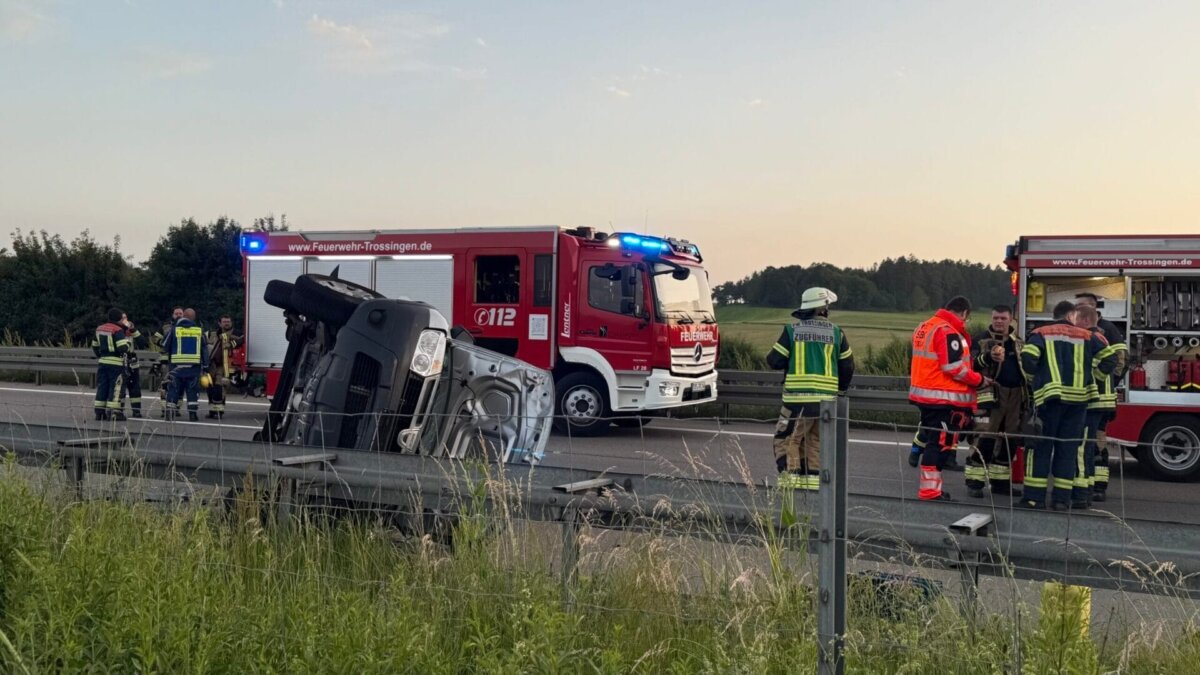 Dacia überschlägt sich nach missglücktem Überholversuch. Foto: Peter Arnegger