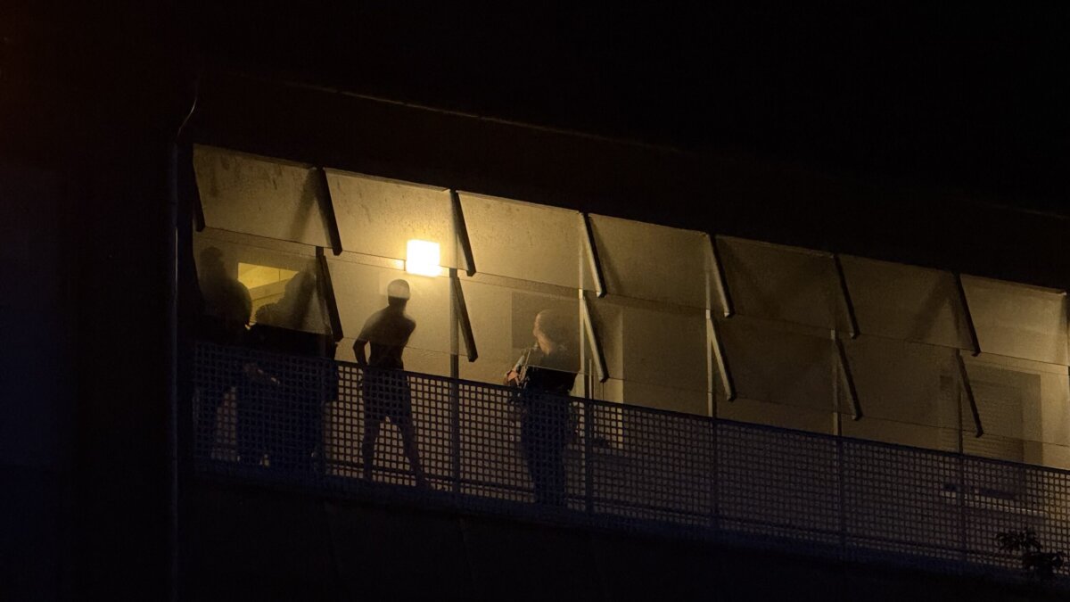 Festnahme: Dieser Mann soll mehrfach von einem Balkon aus geschossen haben. Wie sich herausstellt: mit einer Schreckschusswaffe. Foto: Peter Arnegger