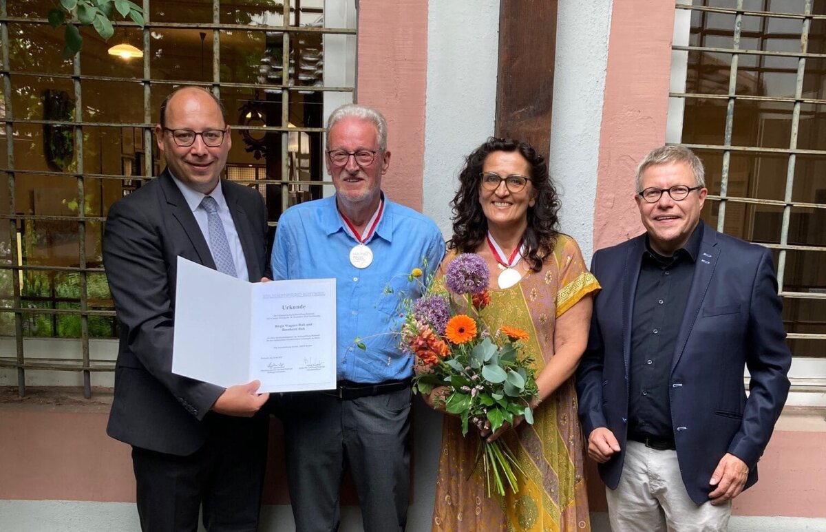 Stiftungsvorsitzender Oberbürgermeister Dr. Christian Ruf (links) und Stiftungs-Geschäftsführer Marco Schaffert (rechts) ehren Birgit Wagner-Ruh und Bernhard Ruh für ihr kulturelles Engagement. Foto: Stadt Rottweil