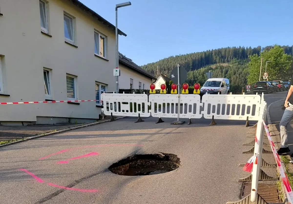 Einen Meter lang  und einen halben Meter tief: Ein Loch in der Steige. Foto: DK