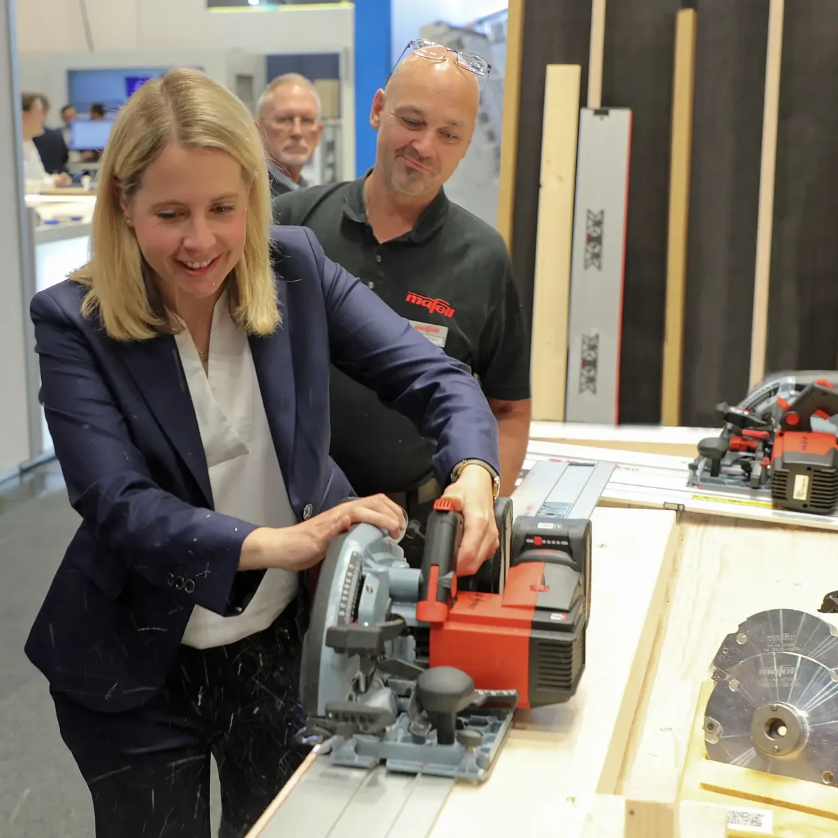 Die neue Bundesbauministerin Verena Hubertz sägte beim Besuch der MAFELL AG mit der neuen Akku-Kreissäge K85-18.
Foto: MAFELL/Michael Haller