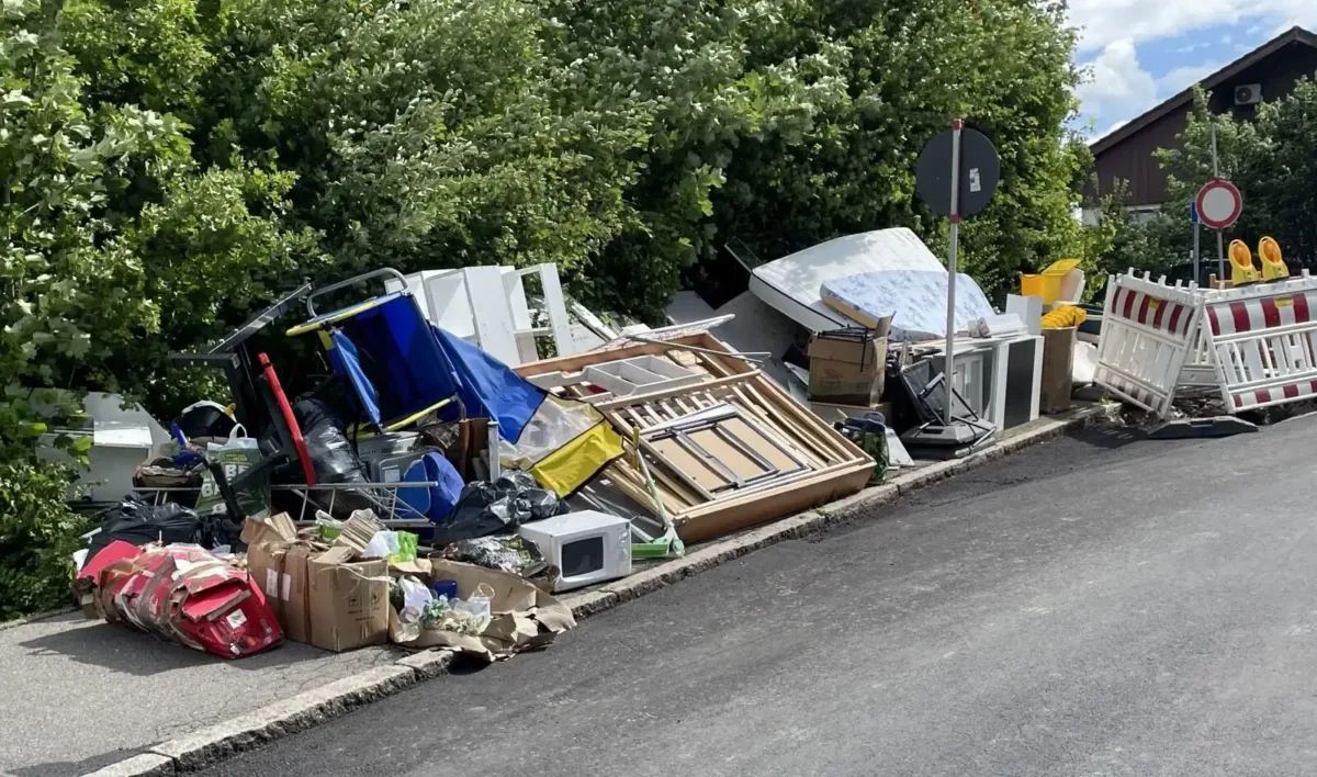 Ein Sperrmüllhaufen versperrt den Gehweg im Lärchenweg. Foto: privat