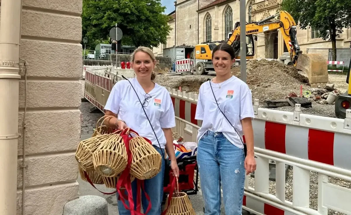 Baustellen-Passage am Alten Rathaus: Hier ist nach Pfingsten vorerst kein Durchkommen mehr. Fußgänger werden über die Oberamteigasse in die Obere Hauptstraße umgeleitet. Simone Strasser und Lorena Moosmann vom Tourismusmarketing nutzten den Weg noch zum Aufbau des Abendmarktesam Donnerstag. (Foto: Stadt Rottweil / Hermann).