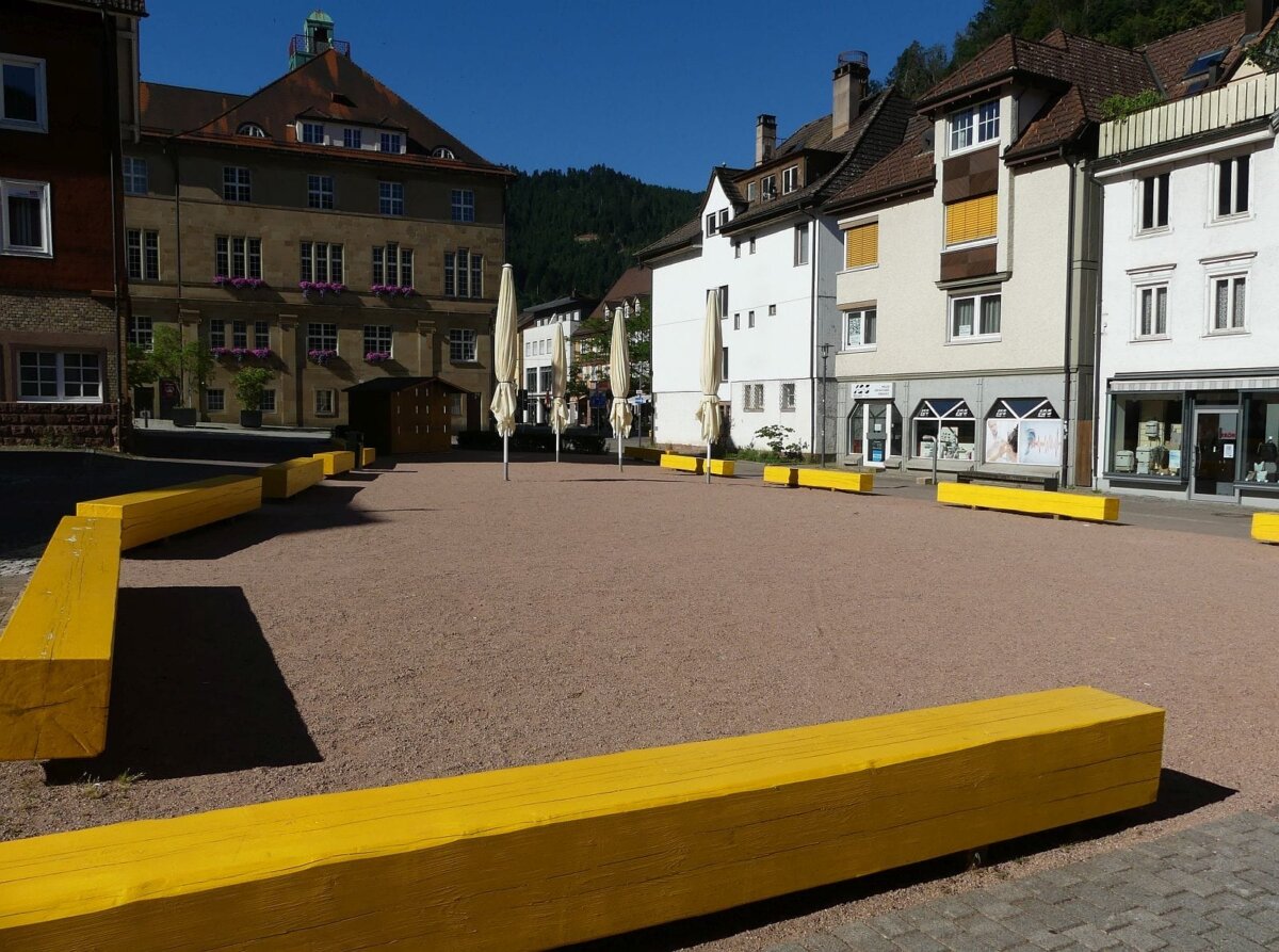 Trist: Der Platz neben dem Rathaus. Foto: him
